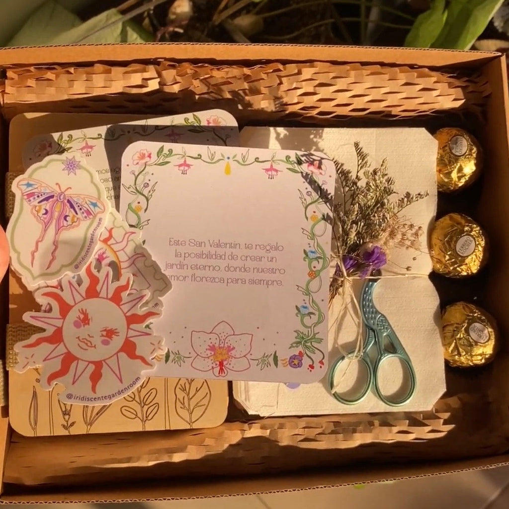 Caja de regalo con tijeras y chocolates
