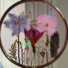 Jardín Nº 10: delphinium y hortensia prensados en resina, atrapasol grande de Iridiscente Garden Room